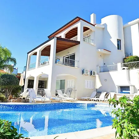 Amelia Villa *